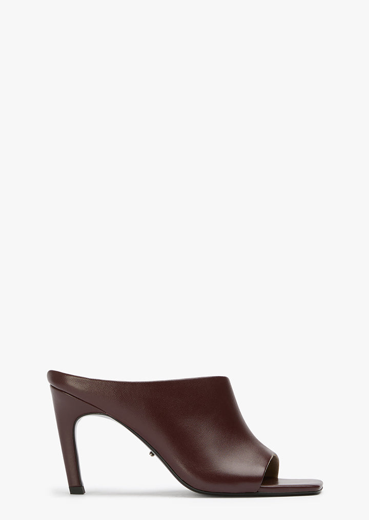 Model Vino Nappa - Tony Bianco